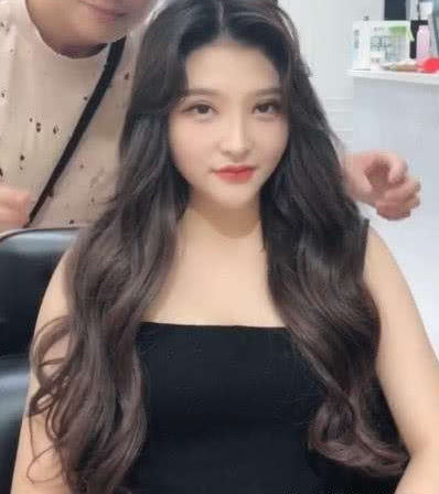 抖音小姐姐换公主发型,理发师刚弄完,女生们