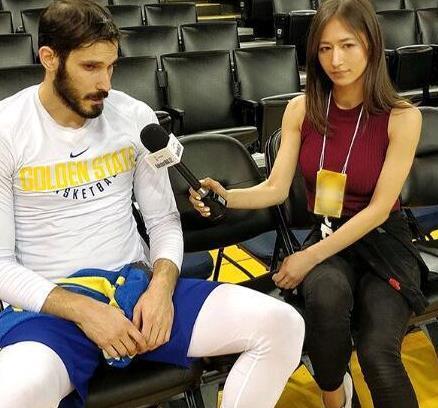 日本NBA女记者因脸蛋和身材爆红!直言和黑人