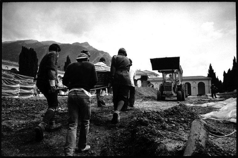 老照片:1976年意大利的地震 多个城镇被夷为平