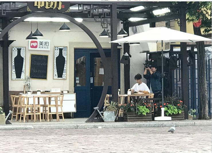 中餐厅第二季 身价过亿的大明星王俊凯收20欧小费开心原地直蹦哒