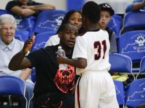 在让詹姆斯打几年,估计可以和儿子父子同场了