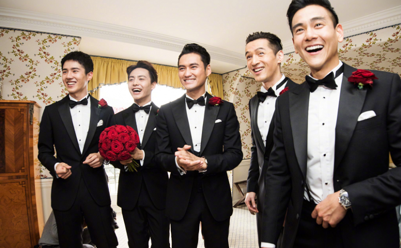 胡歌在电影节现场好开心,想跟袁弘拉个小手,张