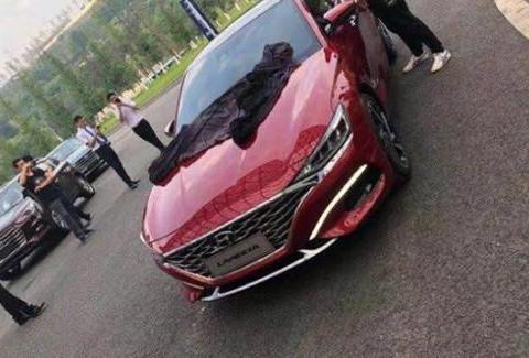 现代最新巅峰颜值轿跑实车现身，帅出天际若12万起售，思域该凉了