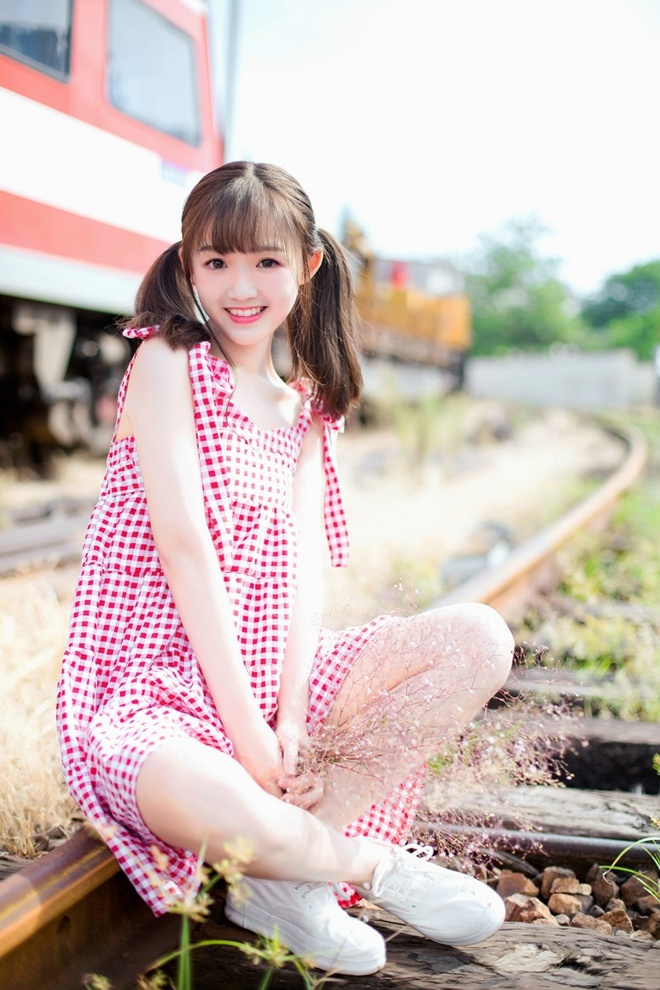 清新可爱00后小美女户外清纯阳光俏皮唯美写真_新浪