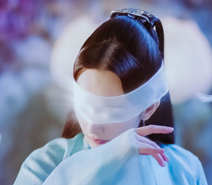 女星被蒙上眼睛后,刘亦菲仙气,赵丽颖甜美,林心如却像