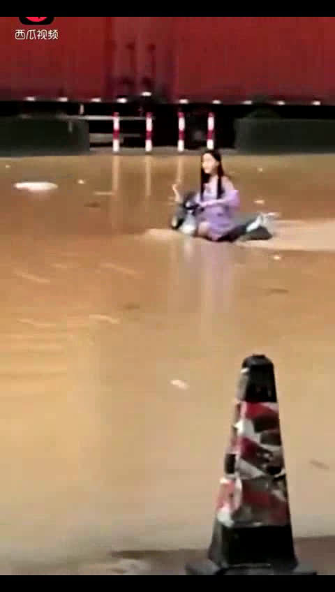 没有之一，绝对是史上最拼的电动车妹子~~!