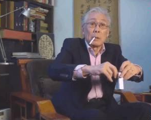 82岁焦晃近照曝光，女儿像孙子，老婆很年轻，片酬却仅有2万元