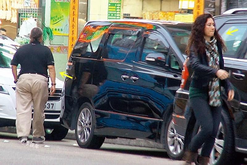 洪金宝的座驾，开奔驰去买菜，大哥大出席活动，接待车都比较高级