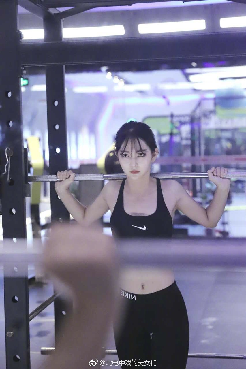 就读于韩国西江大学新闻放送专业。来自浙江杭