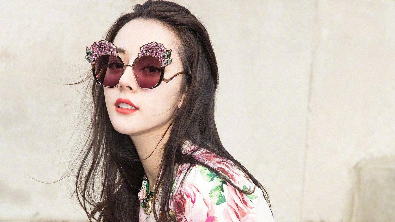 最美背影照来了!迪丽热巴微博发照祝福自己,背