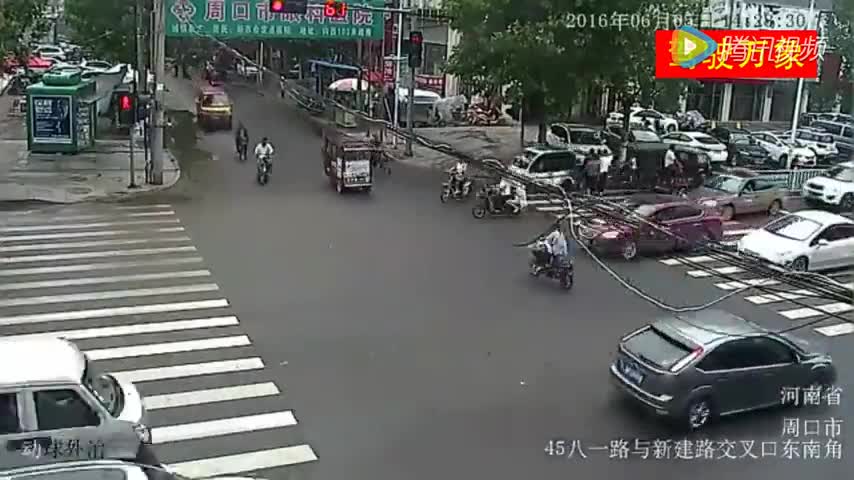 电动车无视红灯走自己的路，最终被轿车教训了一次