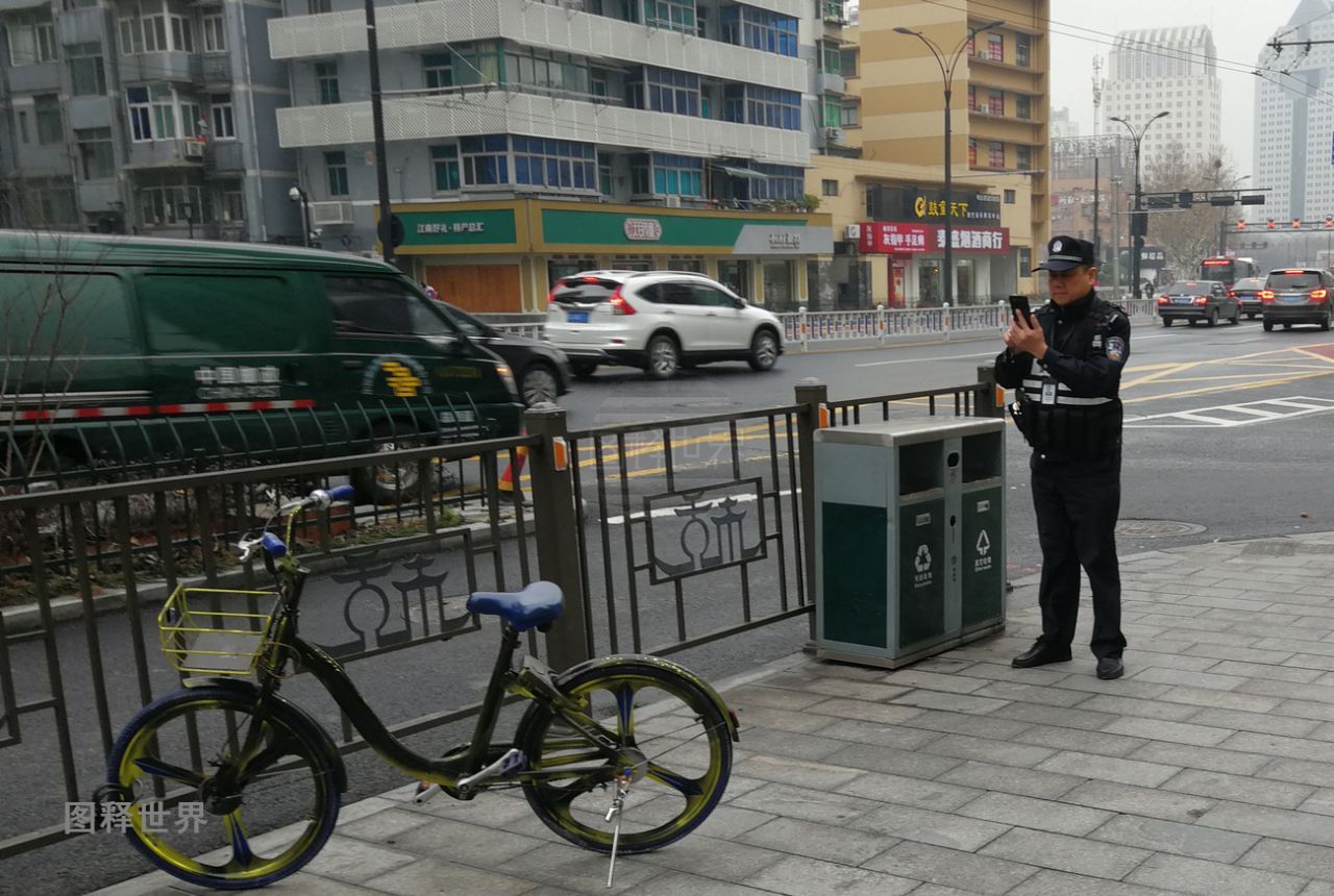 单车涂黑招摇过市 网友:广而告之你是小偷?也