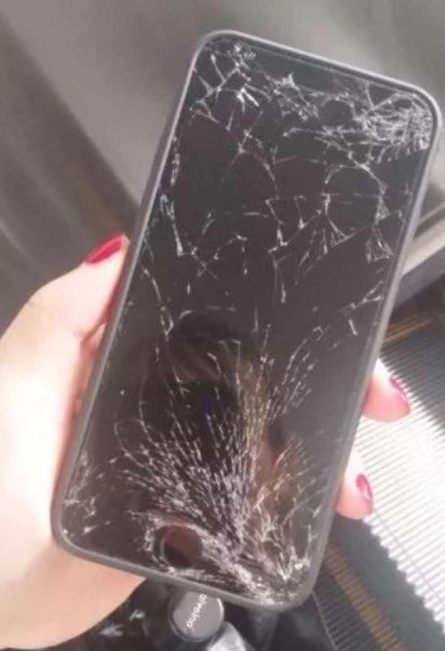 iphone x摔烂的图片,苹果x摔碎真实图片 真缺德!大妈捡到苹果7手机索要2000元报酬,见失主报警直接摔碎