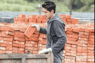 吴亦凡搬砖都能帅炸天,气质真的很重要