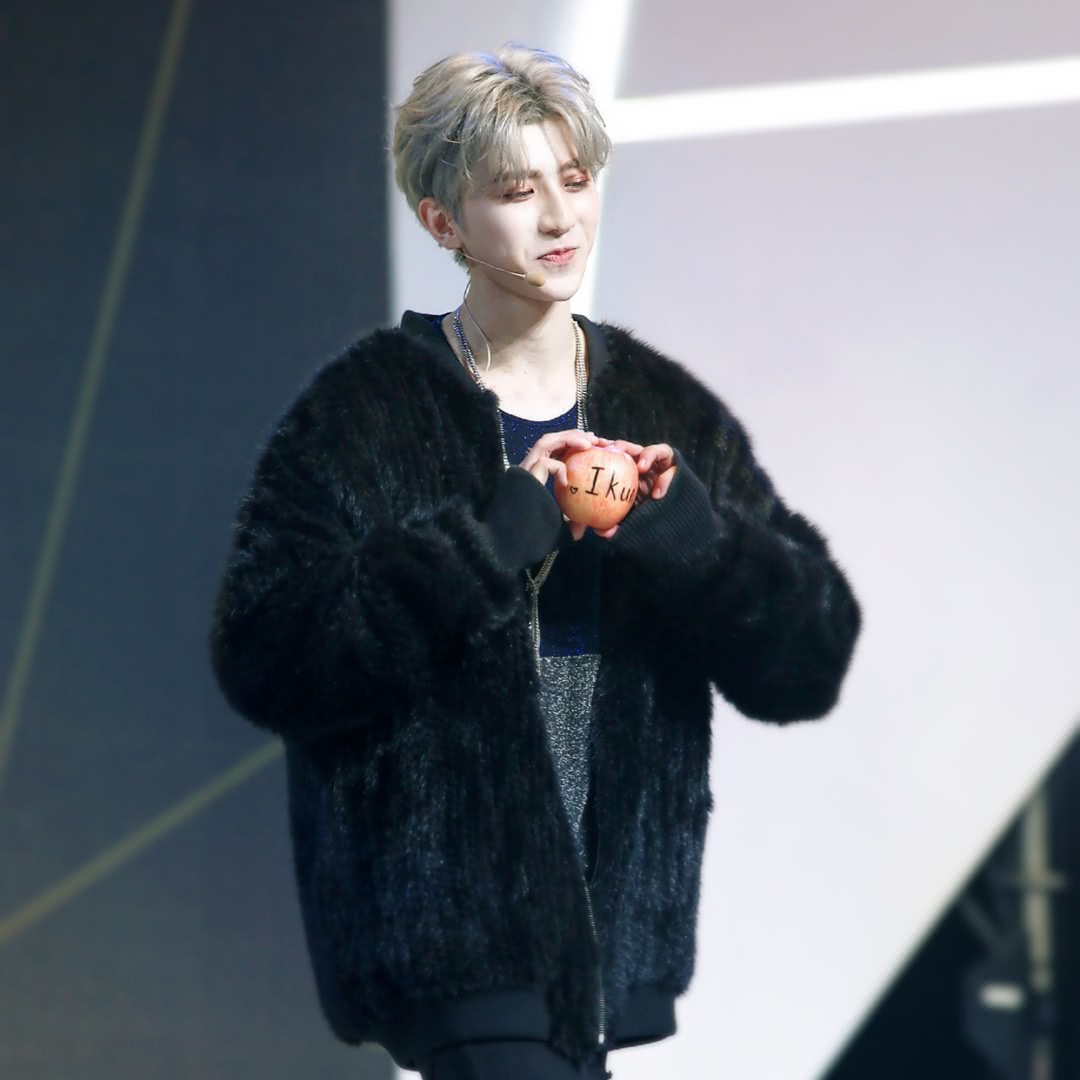 蔡徐坤范丞丞微博粉丝相差四百万,有粉丝和有