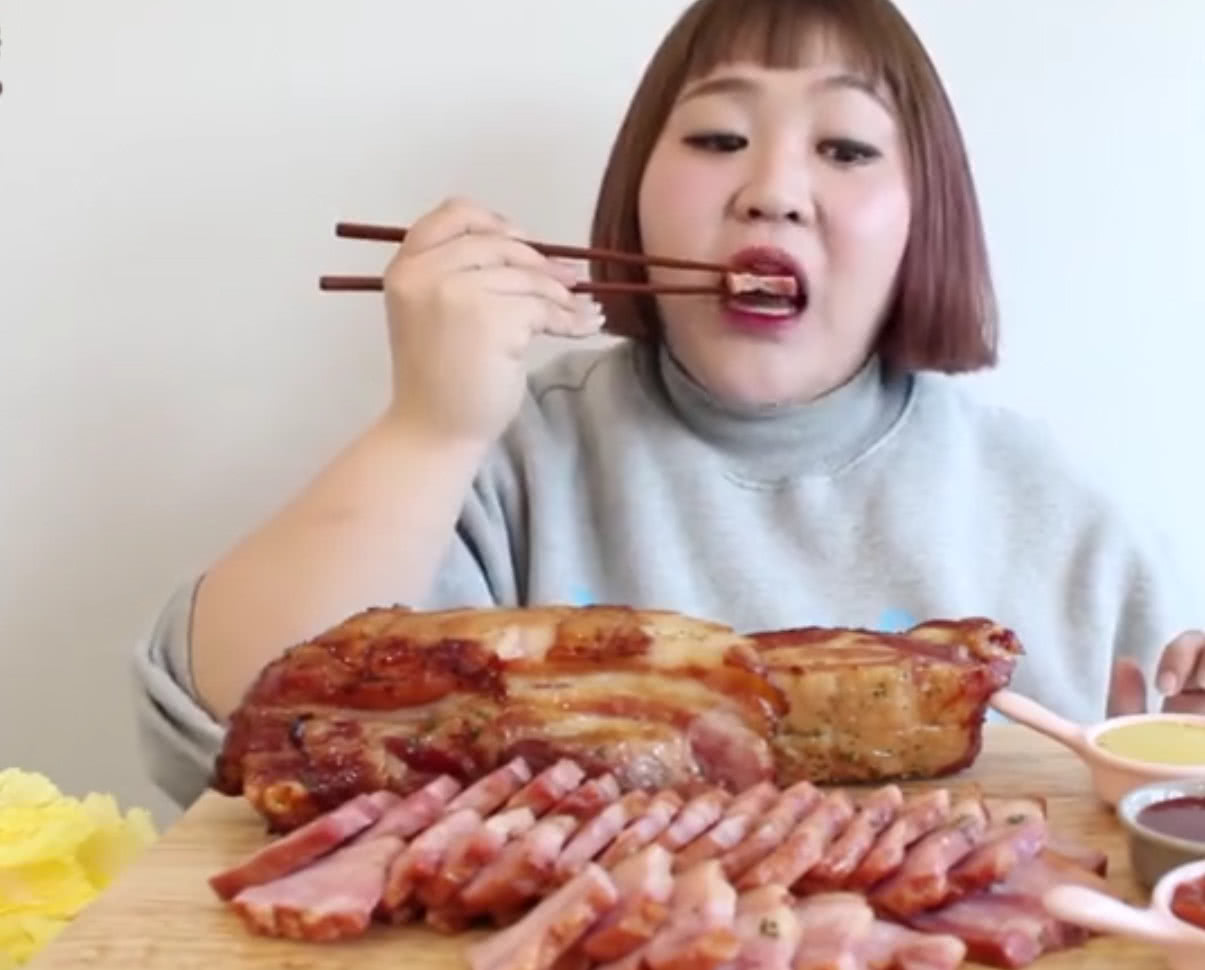 韩国大胃王"豪放"挑战,大口吃两大条五花肉