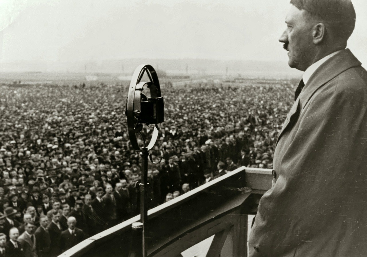 希特勒穿越到现代，凭借唾沫星满天飞的演讲才能，混成了网红 - 哔哩哔哩