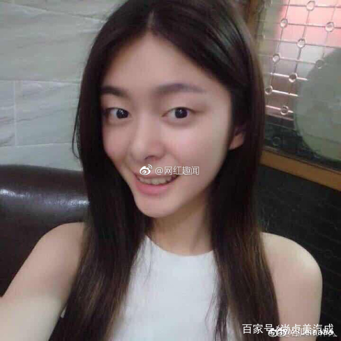 傅菁大量整容前旧照曝光,单眼皮肿眼泡!网友直