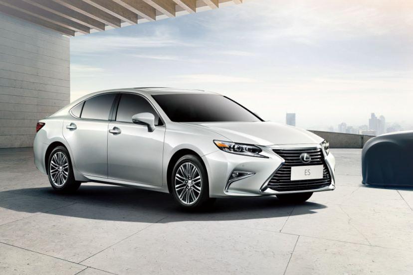 定位更高的雷克萨斯ES与技术加成的丰田凯美瑞，你选哪一个？