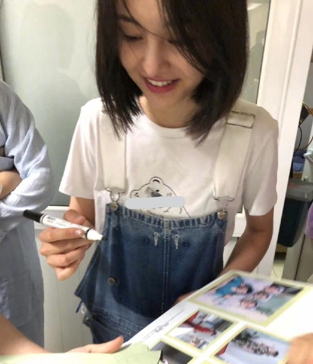 郑爽现身商场,罕见穿短裙秀漫画腿,贝微微又