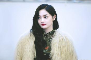 孟美岐和周洁琼同穿旗袍,一个惊艳,一个真老气