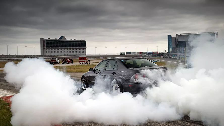 这大概是外表最居家的专业直线赛车了