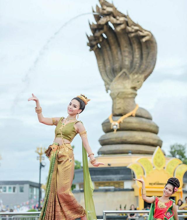 泰国女星prang亮相娜迦神祭祀活动,成为祭祀娜迦神献舞者