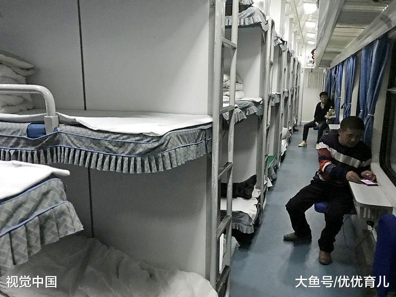 带着两岁的宝宝晚上坐卧铺, 大人晚上睡着小孩