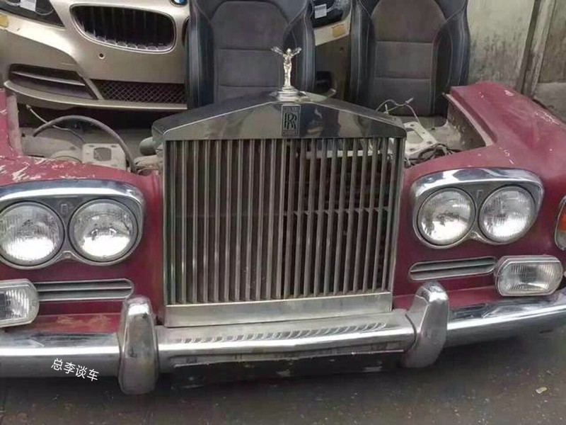 挖掘机一响，很多人举起手机，陈田村拆迁，神奇的汽配城将成历史