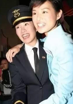 叶璇与胡杏儿合照吓人，网友：脸全僵了