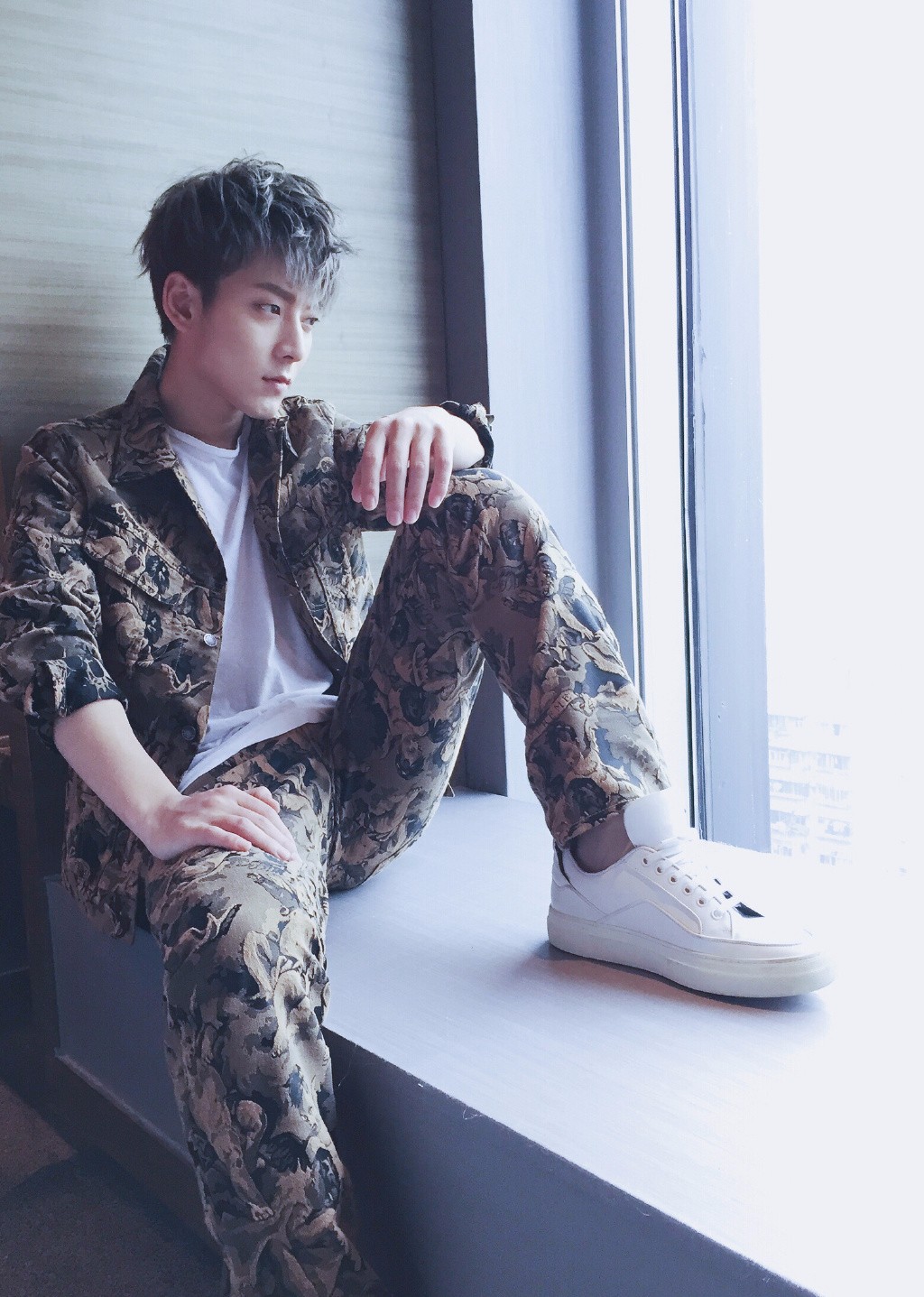 身高不够鞋子来凑,陈翔白色T恤配牛仔裤,脚上