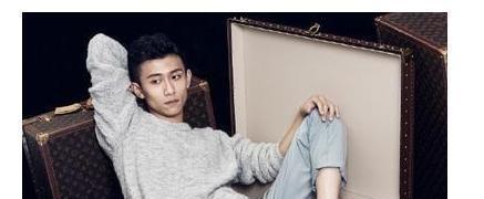 他和张一山称兄道弟, 开的车这个牌子!