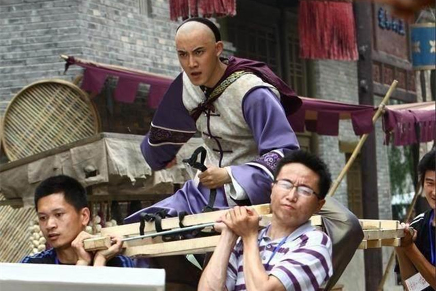 演员拍戏为何只拍上半身?赵丽颖裹棉被,看到钢