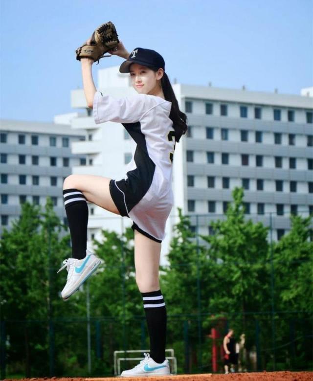 章泽天大学打棒球照片被曝,这个校花颜值吊打半个娱乐圈女星