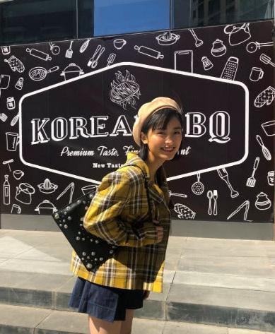 沈月现身亲爱的客栈,与武艺同框,两人还一起铺