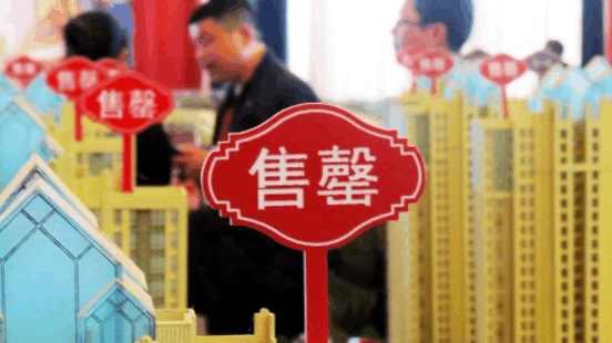 跌开了, 你还恐慌式买房? 专家: 房价难扛得住, 卖房撤离楼市_新浪新闻