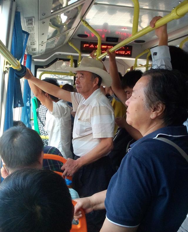 老年人挤公交车:老年卡可不可以也实行限时刷卡