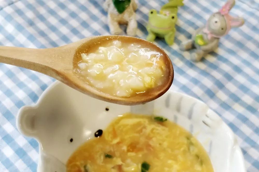 积食的宝宝会表现出:发烧、咳嗽、恶心、呕吐