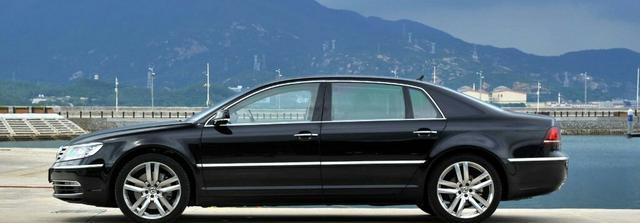 外形直逼辉腾, 售价比迈腾还便宜, 却卖不动, 网友: 换个标就好了