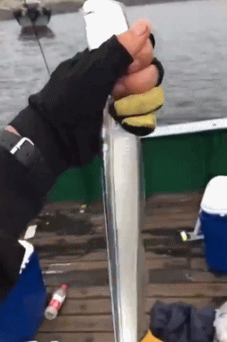 爆笑gif!妹子,你这是怎么了?走路姿势不太对呀!