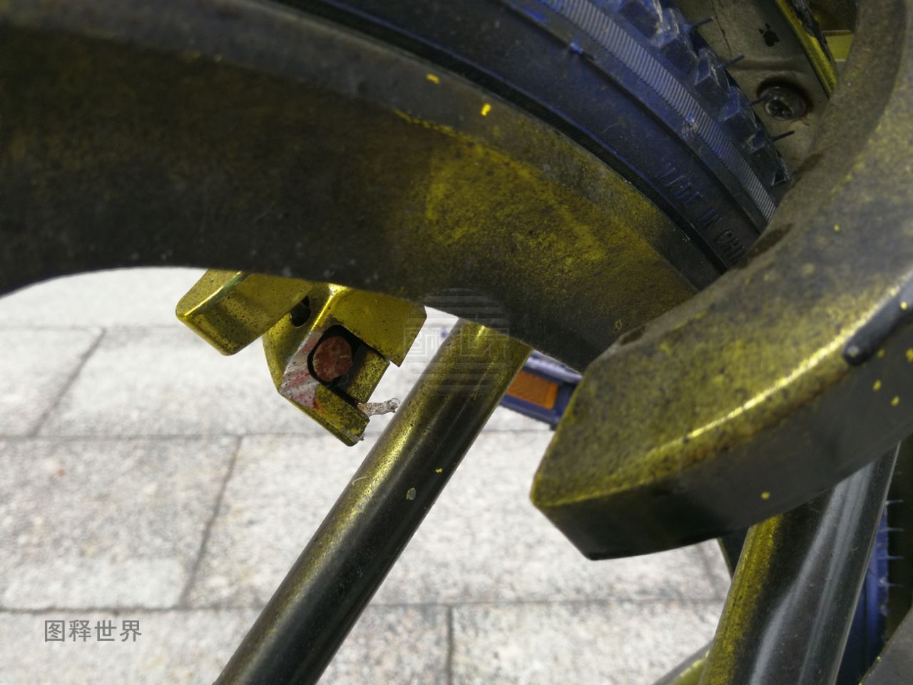 单车涂黑招摇过市 网友:广而告之你是小偷?也