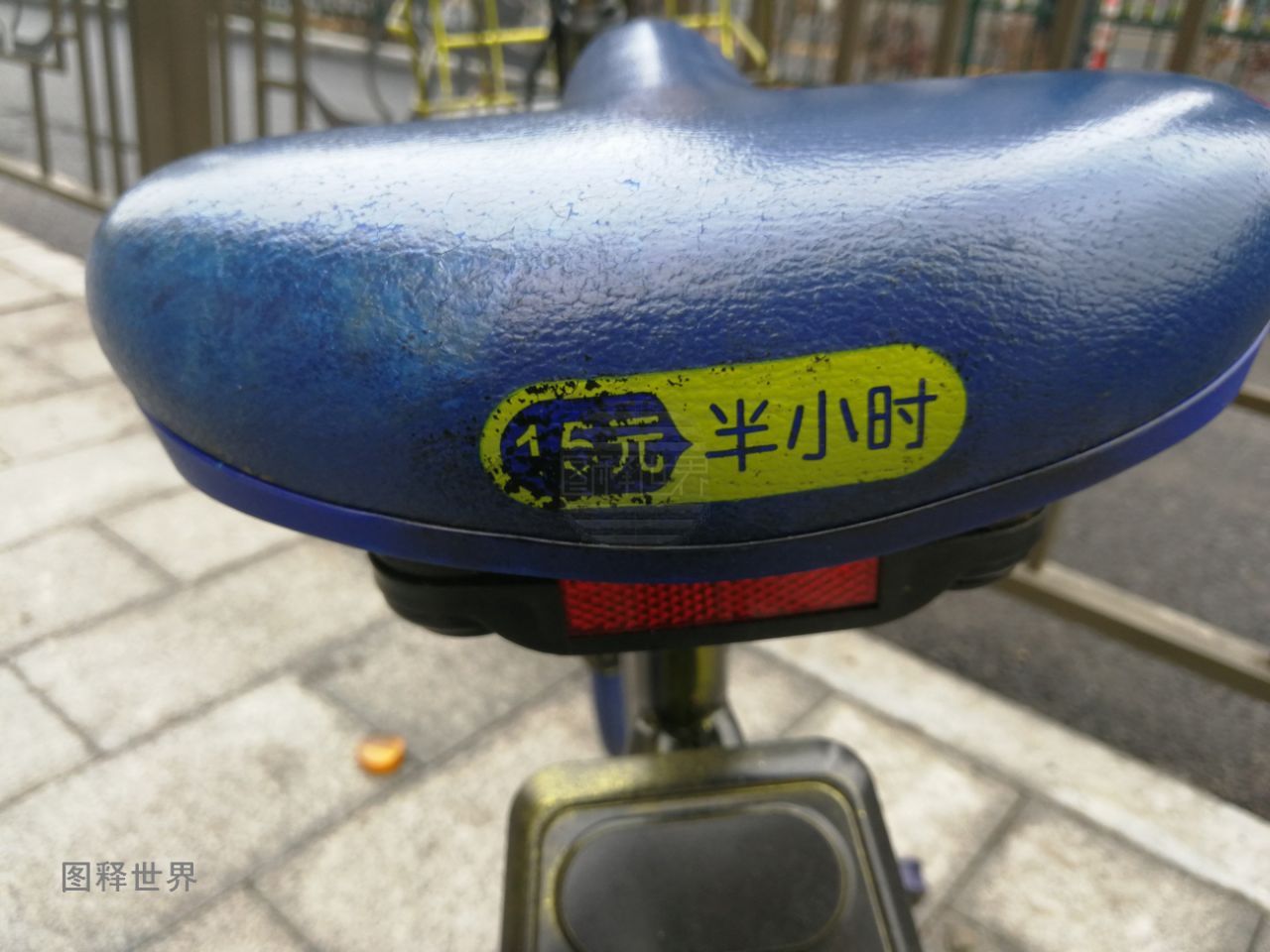 单车涂黑招摇过市 网友:广而告之你是小偷?也