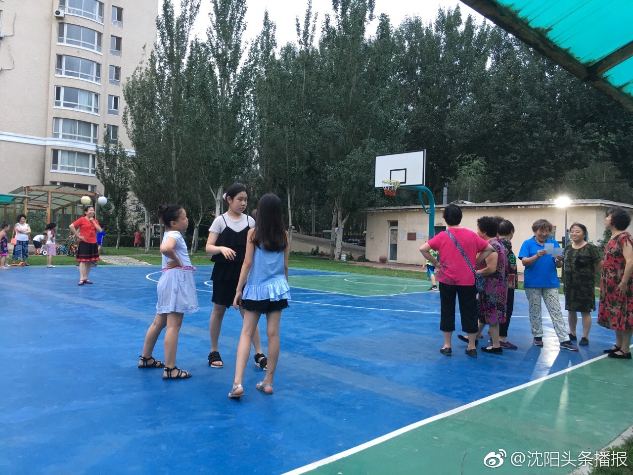 农村广场舞大妈与篮球小伙场地共享照片_体球网