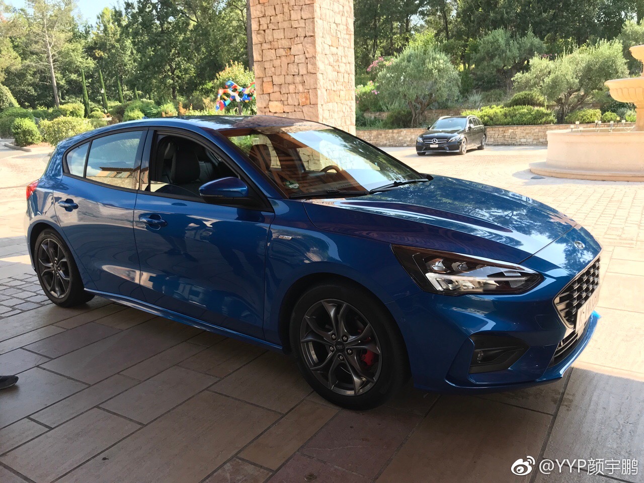 这两天试驾了三款新福克斯,挨个说一下。先是