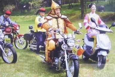 囧哥:男子违停为陪朋友打牌