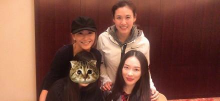 应采儿晒妈妈团合影, 她为什么要把旁边的人的脸打上马赛克?