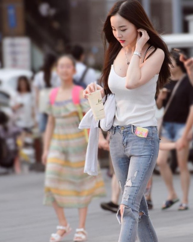 成都街拍,第五位美女素颜出镜,清新脱俗.