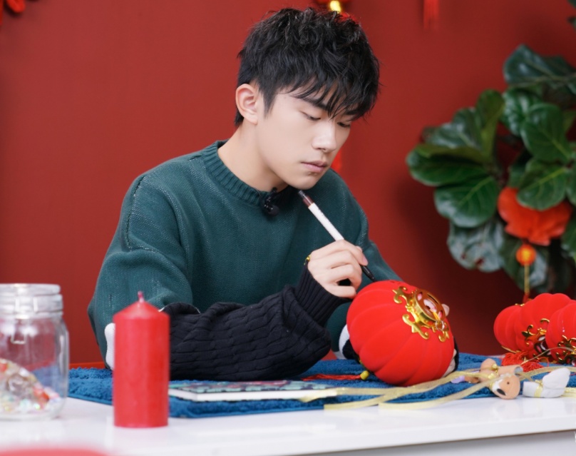 易烊千玺18岁生日应援,千字轨迹到达长沙,主