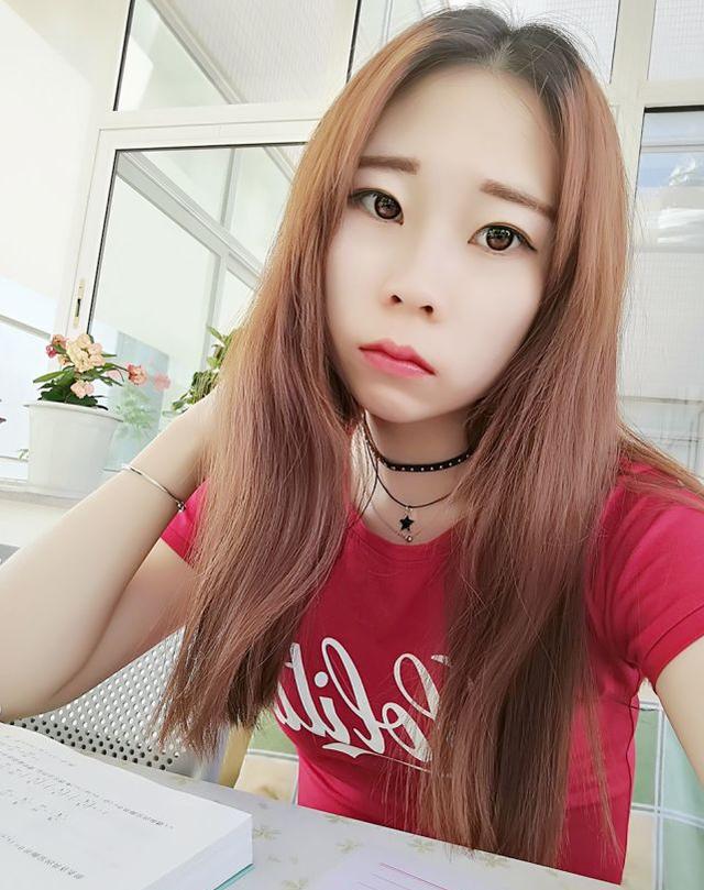 这t恤对大胸妹子不太友好