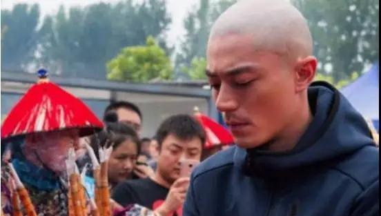 男明星的光头造型,霍建华吴亦凡帅气,但最Man的还是他